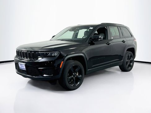 Used 2023 Jeep Grand Cherokee Altitude image 1