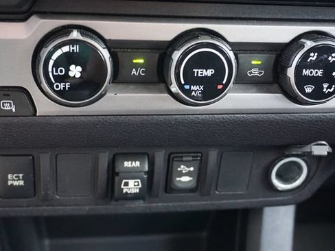 Used 2018 Toyota Tacoma SR5 RWD image 30