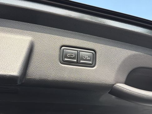 Used 2025 Kia Carnival SX w/ SX Dark Edition Package FWD image 17