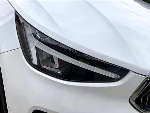Used 2024 Volvo XC40 B5 Plus AWD/4WD image 39