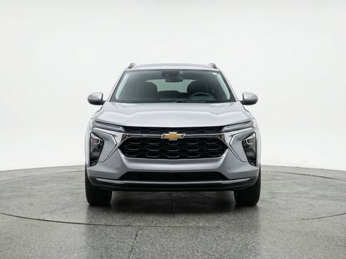 Used 2025 Chevrolet Trax LT FWD image 2