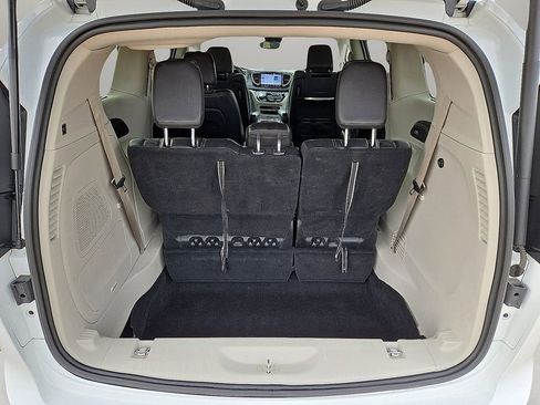 Used 2022 Chrysler Pacifica Touring-L w/ Uconnect Theater Family Group image 13