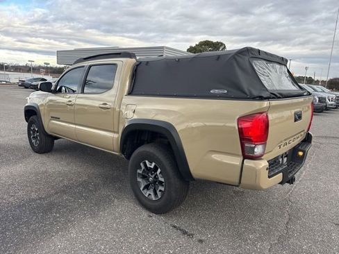 Used 2017 Toyota Tacoma TRD Off-Road image 8