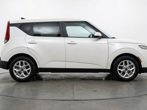 Used 2025 Kia Soul LX w/ LX Technology Package FWD image 11