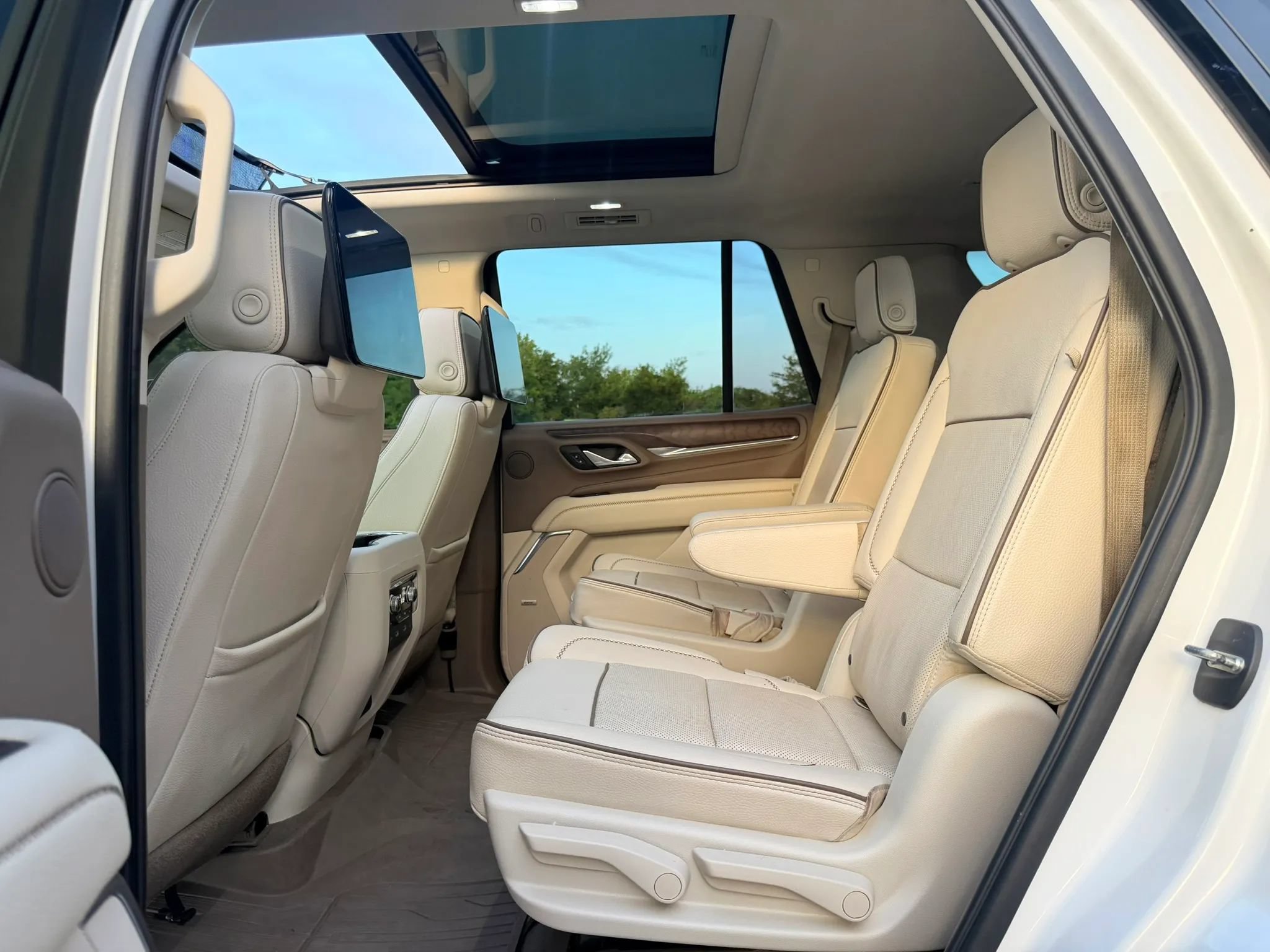 Used 2021 GMC Yukon Denali w/ Denali Ultimate Package AWD/4WD image 25
