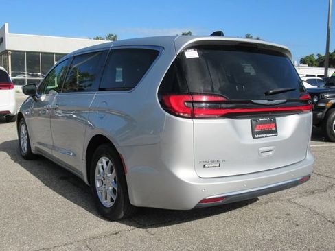 Used 2023 Chrysler Pacifica Touring-L FWD image 5