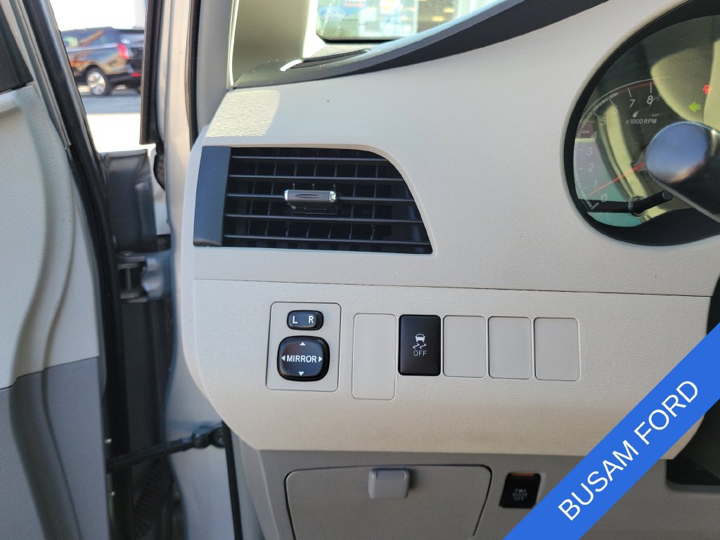 Used 2014 Toyota Sienna LE FWD image 19