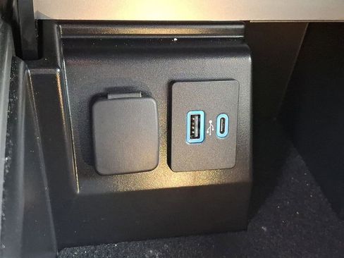 Used 2022 Ford Explorer XLT w/ Equipment Group 202A image 27