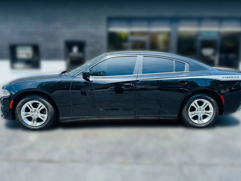 Used 2016 Dodge Charger SE RWD image 2