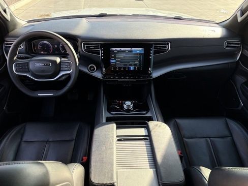 Certified 2025 Jeep Wagoneer L Base image 9