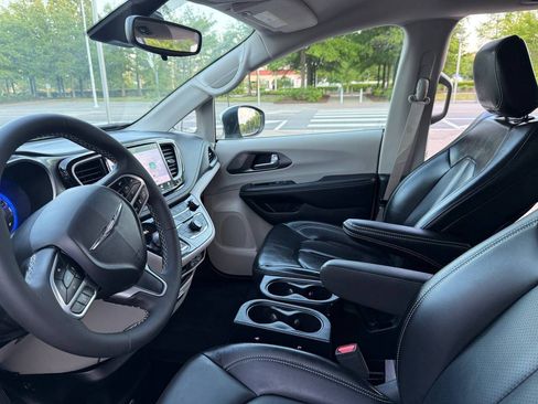 Used 2023 Chrysler Pacifica Touring-L FWD image 17