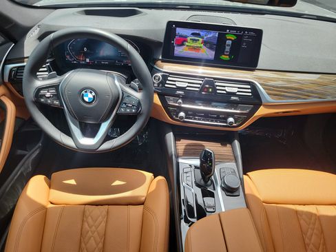 Used 2022 BMW 530i w/ Premium Package RWD image 9