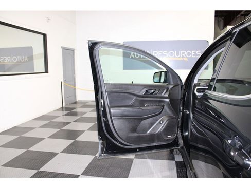 Used 2023 GMC Acadia SLT image 11