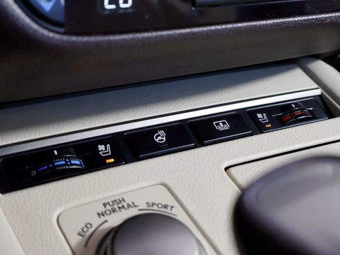 Used 2018 Lexus ES 300h w/ Luxury Package image 40