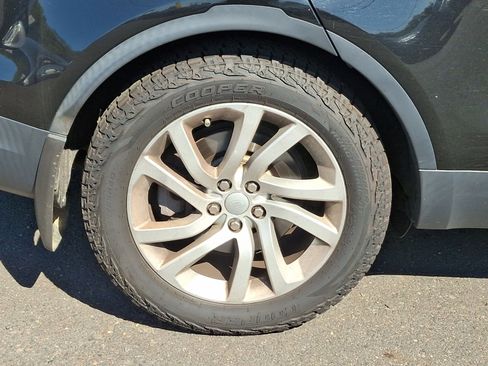 Used 2017 Land Rover Discovery HSE image 8