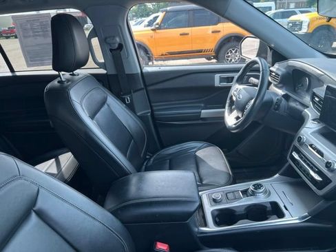 Used 2021 Ford Explorer XLT w/ Equipment Group 202A AWD/4WD image 12