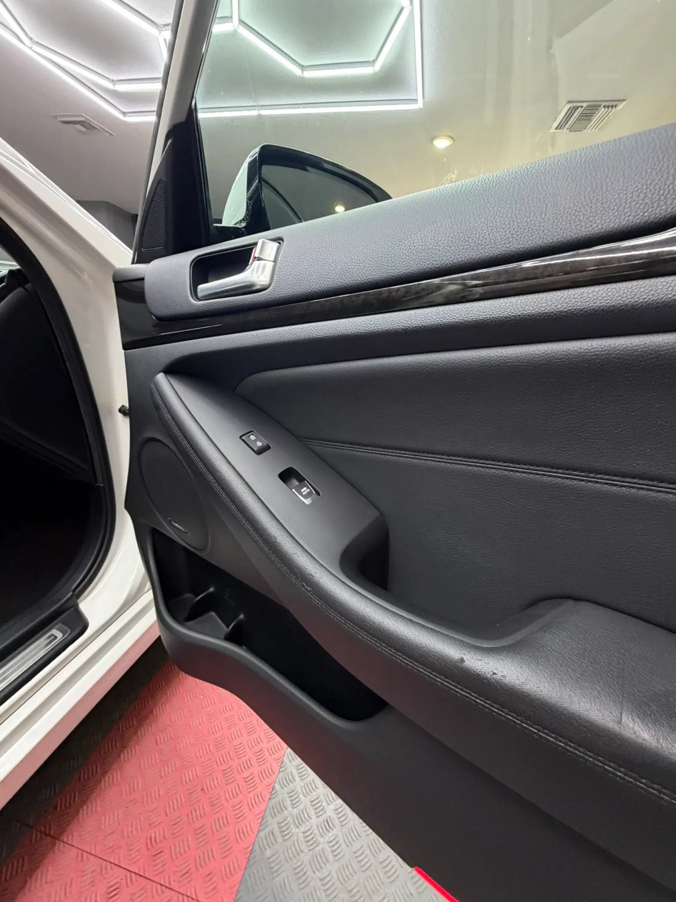 Used 2015 Kia Cadenza Premium w/ Technology Package FWD image 36
