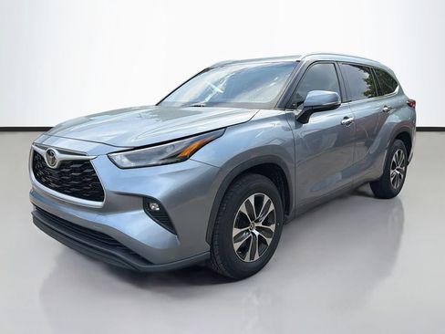 Used 2022 Toyota Highlander XLE FWD image 3