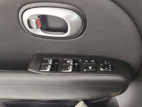 Used 2018 Kia Soul FWD image 14