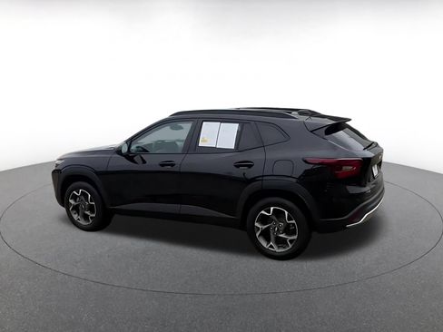 Used 2025 Chevrolet Trax LT FWD image 9