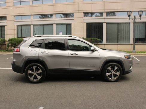 Used 2019 Jeep Cherokee Limited AWD/4WD image 6