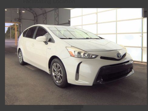 Used 2017 Toyota Prius V Four FWD image 5