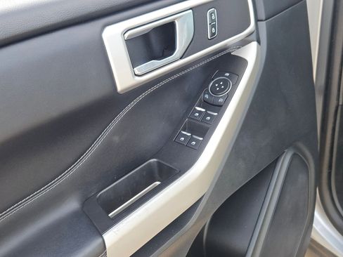 Used 2022 Ford Explorer XLT image 12