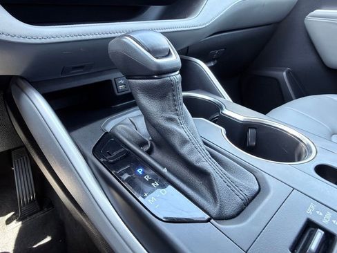 Used 2022 Toyota Highlander XLE image 11