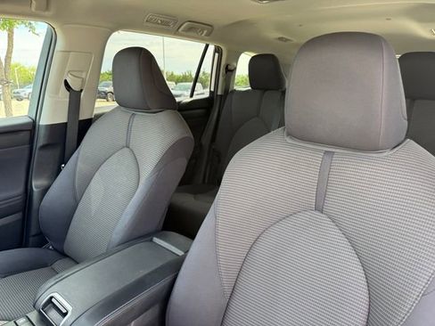 Used 2022 Toyota Highlander L FWD image 12