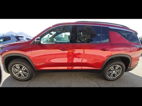 Used 2024 Chevrolet Traverse LT w/ Enhanced Driving Package image 5