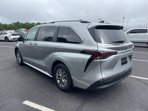 Used 2025 Toyota Sienna LE w/ LE Plus Package FWD image 14