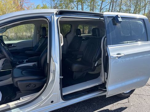 Used 2024 Chrysler Pacifica Touring-L FWD image 17