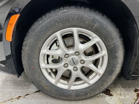 Used 2024 Chrysler Pacifica Touring-L image 27