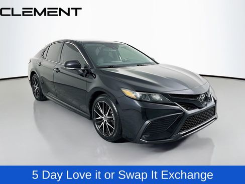 Used 2023 Toyota Camry SE image 3