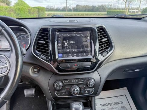 Used 2019 Jeep Cherokee Limited image 16