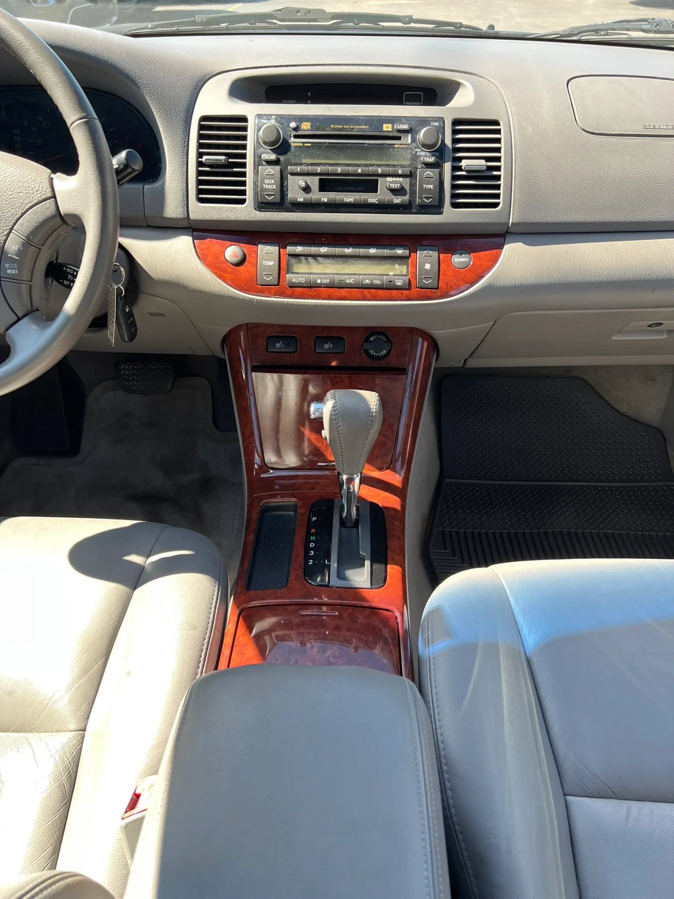Used 2005 Toyota Camry XLE w/ VSC & Side Airbag Pkg FWD image 12