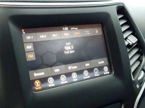 Used 2020 Jeep Cherokee Latitude w/ Cold Weather Group AWD/4WD image 19
