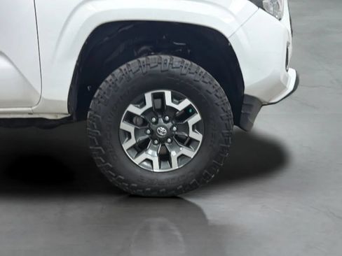 Used 2020 Toyota Tacoma SR5 RWD image 23