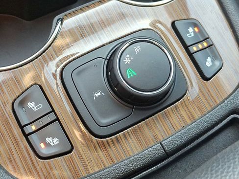 Certified 2023 GMC Acadia SLE w/ Driver Convenience Package image 19