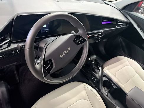Used 2025 Kia Niro EX FWD image 9