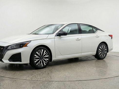 Used 2025 Nissan Altima 2.5 SV FWD image 3