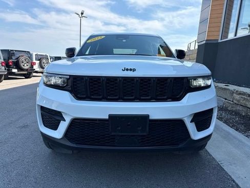 Used 2023 Jeep Grand Cherokee Altitude AWD/4WD image 5