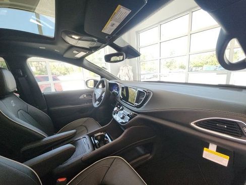 New 2025 Chrysler Pacifica Limited FWD image 18