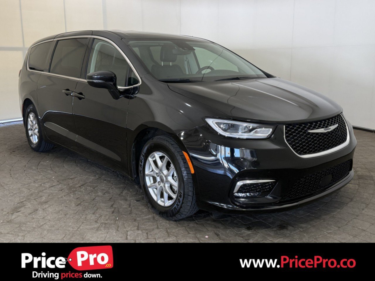 Used 2024 Chrysler Pacifica Touring-L FWD image 1