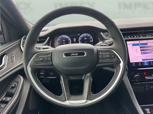 Used 2025 Jeep Grand Cherokee L Limited image 16