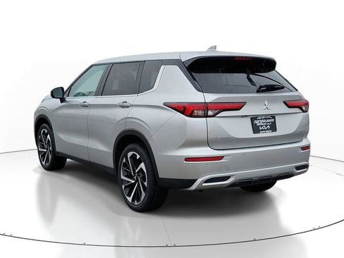 Used 2024 Mitsubishi Outlander SE image 4