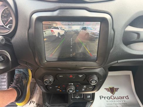 Used 2018 Jeep Renegade Limited w/ UConnect 8.4 Nav Group FWD image 29