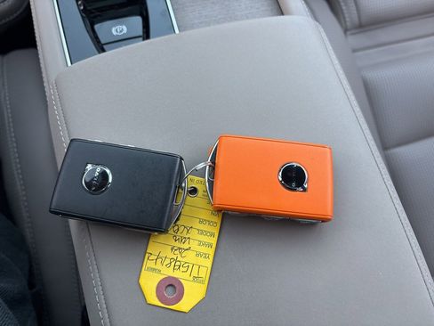 Certified 2025 Volvo XC90 T8 Ultra w/ Lounge Package image 30