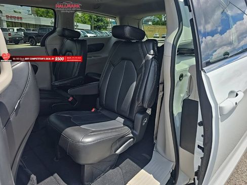 Used 2023 Chrysler Pacifica Touring-L FWD image 22