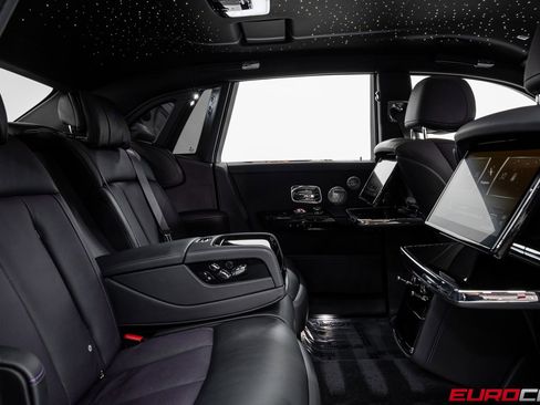 Used 2024 Rolls-Royce Phantom Sedan image 38